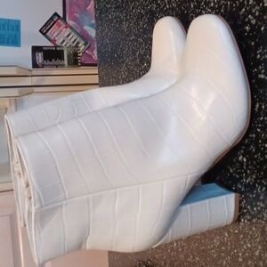 Women’s Bamboo Calf Boots, White Crocodile Print, Size 6.5, New